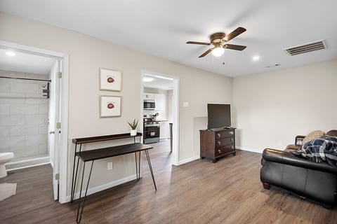 Conway Casita- A Modern Fully Furnished Guest Home image 2