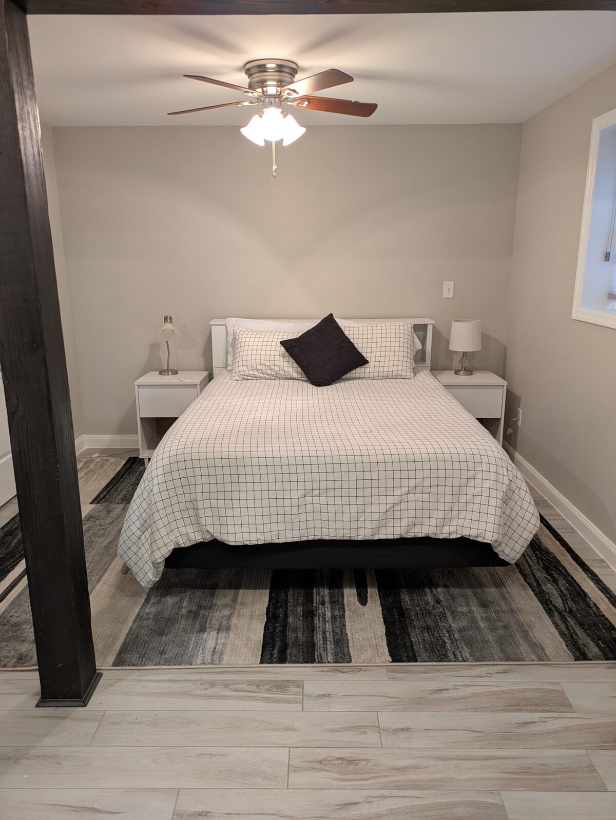 Bottom Floor Queen w/ ensuite bathroom