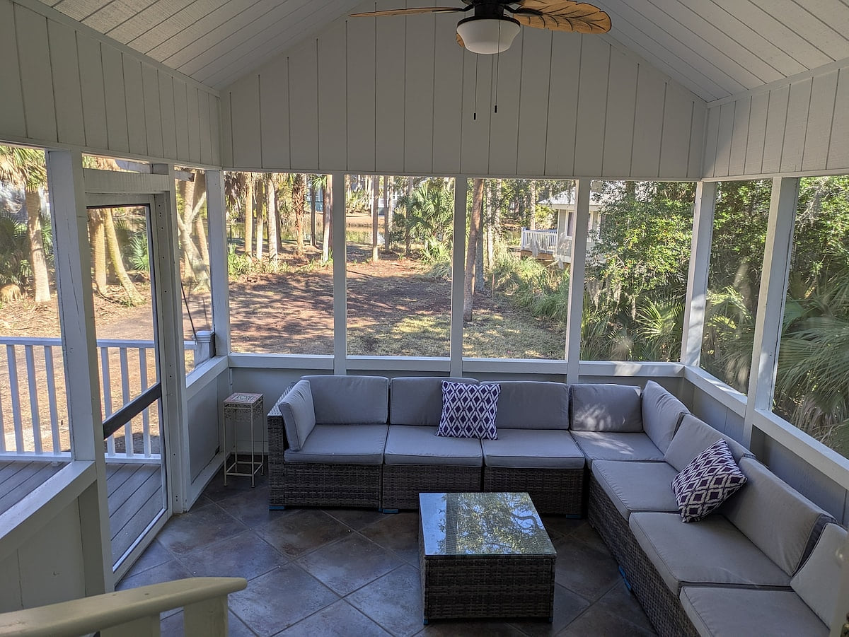 Screened in Porch with ceiling fan & tv
