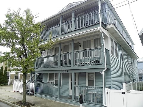+3 Wildwood apt 1 block from beach & boards image 2