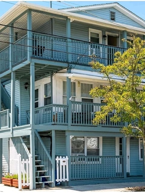 +3 Wildwood apt 1 block from beach & boards image 5