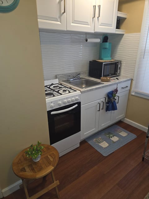 +3 Wildwood apt 1 block from beach & boards image 1