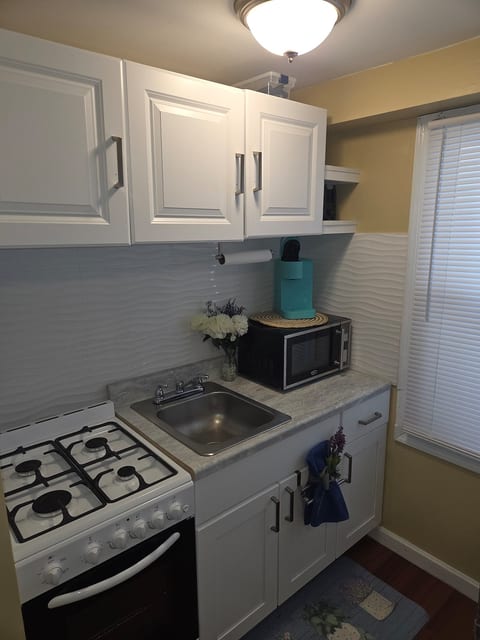+3 Wildwood apt 1 block from beach & boards image 4