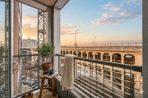 Modern Flats Retreat + Balcony + Parking + Gym
