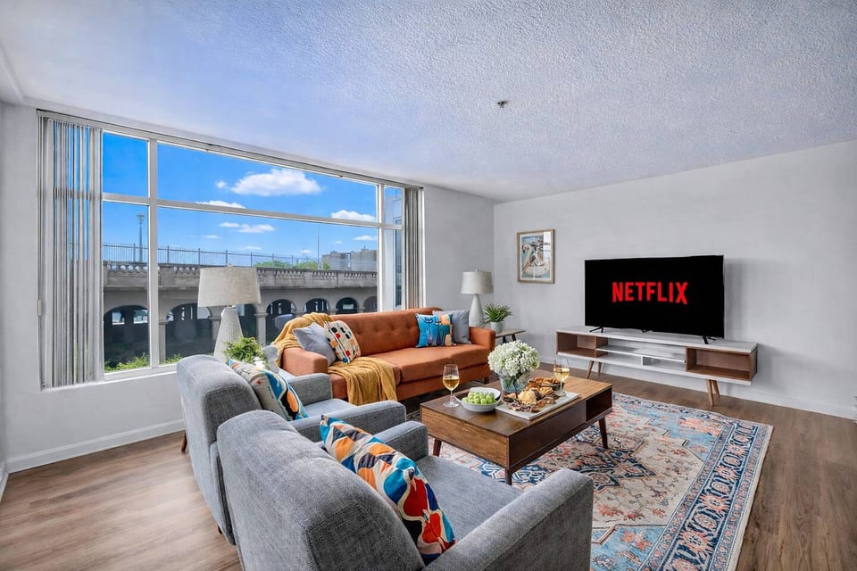 Modern Flats Retreat + Balcony + Parking + Gym - Cleveland