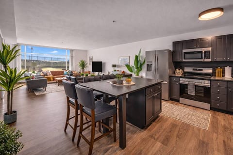 Modern Flats Retreat + Balcony + Parking + Gym