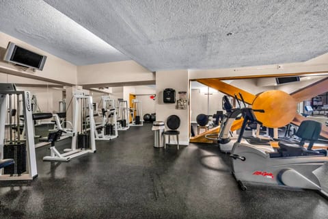 Modern Flats Retreat + Balcony + Parking + Gym