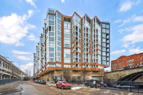 Modern Flats Retreat + Balcony + Parking + Gym
