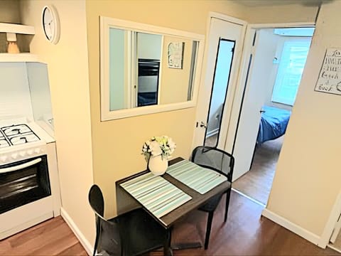 +4 wildwood 1 block from beach & boardwalk! image 4