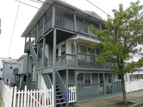 +4 wildwood 1 block from beach & boardwalk! image 2