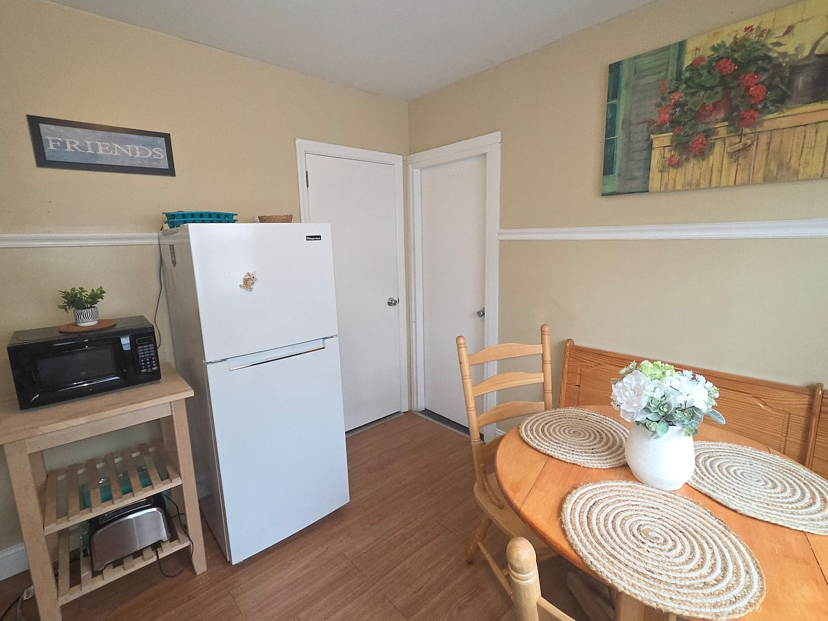 +9 Wildwood 1 block beach & boardwalk! image 1