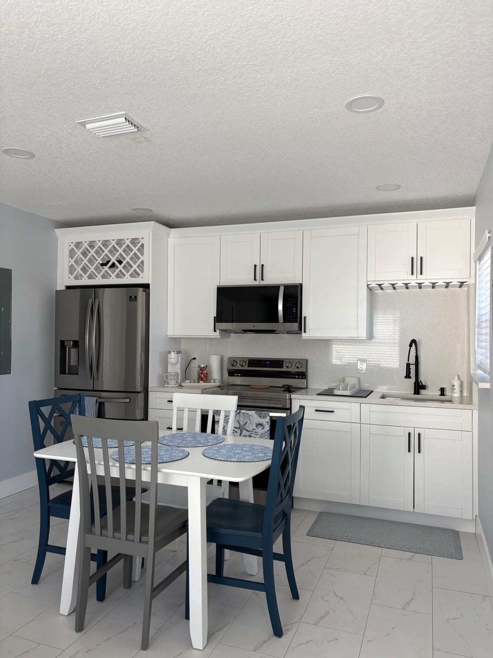 Beachside Blue Retreat | Walk to Beach | Long-Term - Madeira Beach