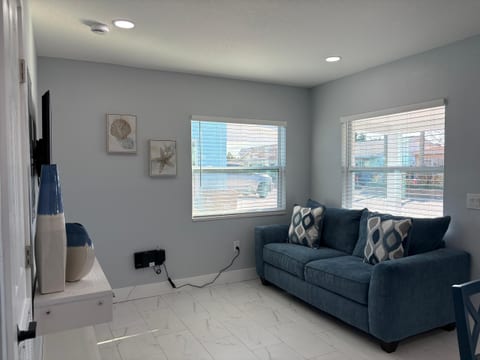 Blue Tide Retreat | Walk to Beach | Sleeps 4