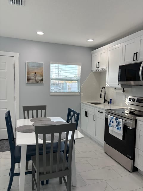 Blue Tide Retreat | Walk to Beach | Sleeps 4