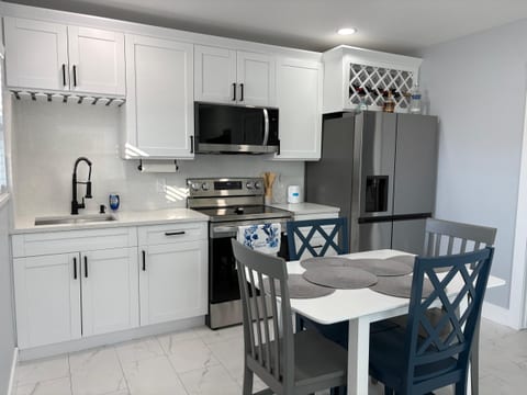 Blue Tide Retreat | Walk to Beach | Sleeps 4