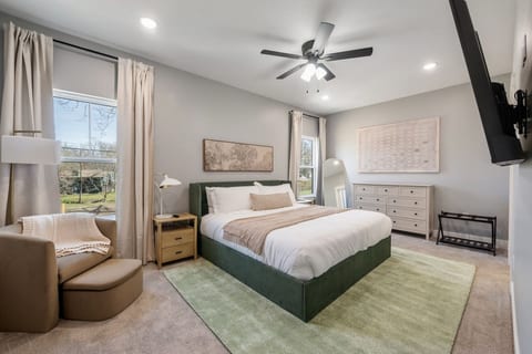Family Home | Sleeps 8 | Walk to K-State