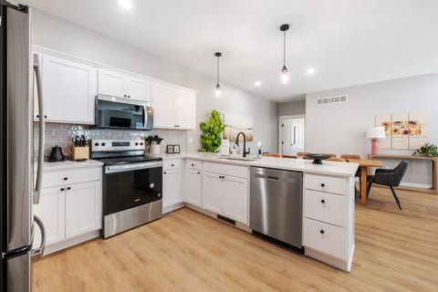 Family Home | Sleeps 8 | Walk to K-State