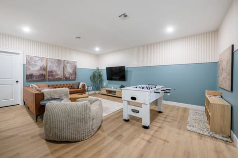 Family Home | Sleeps 8 | Walk to K-State