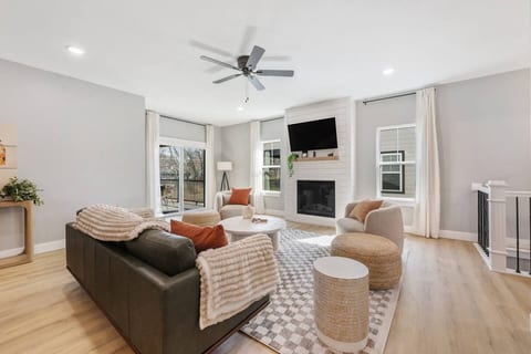 Family Home | Sleeps 8 | Walk to K-State