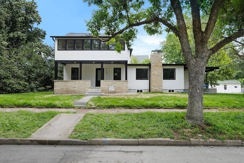 Spacious 4BR Near Aggieville | Stylish | Sleeps 8
