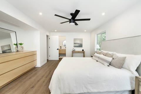 Spacious 4BR Near Aggieville | Stylish | Sleeps 8