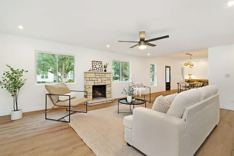 Spacious 4BR Near Aggieville | Stylish | Sleeps 8