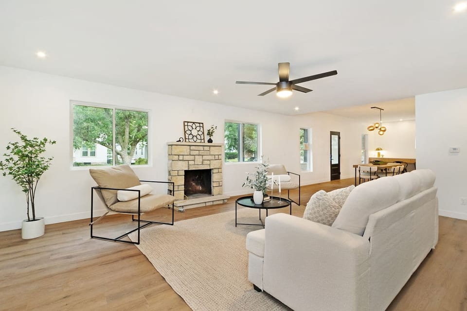 Spacious 4BR Near Aggieville | Stylish | Sleeps 8 - Manhattan