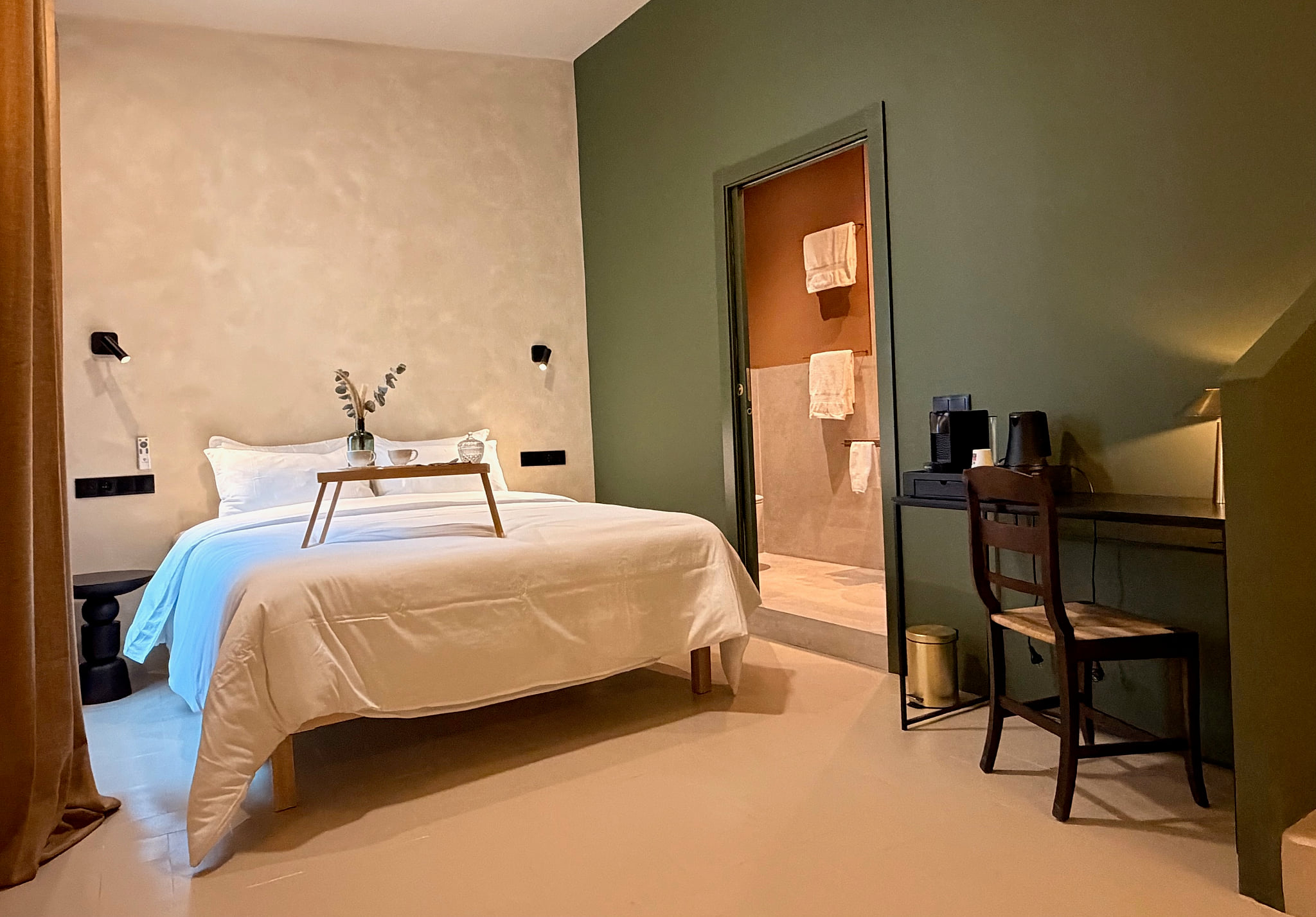 King Room with City View - Room 4