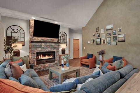 Golf Sim, Game-Movie Room, Spa, Sauna, Arcade !