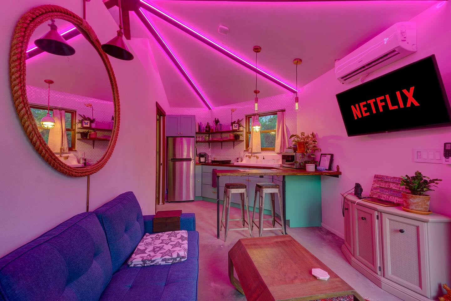 [Living area] Smart TV with Netflix & Hulu