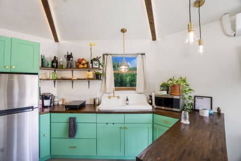 [Kitchen] Fully stocked & equipped kitchen with large farm sink and convection cooktop.