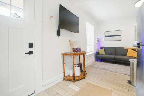 [Living area] Smart TV with Netflix