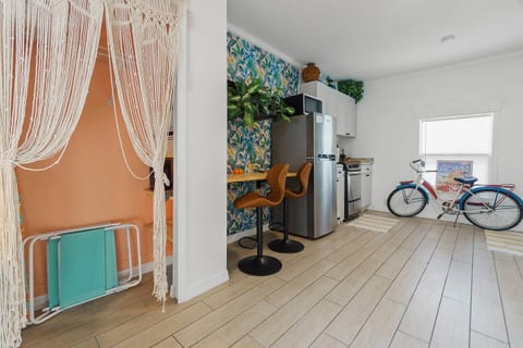 [Dining area] Free bikes, kayaks & beach gear are included in this rental! 