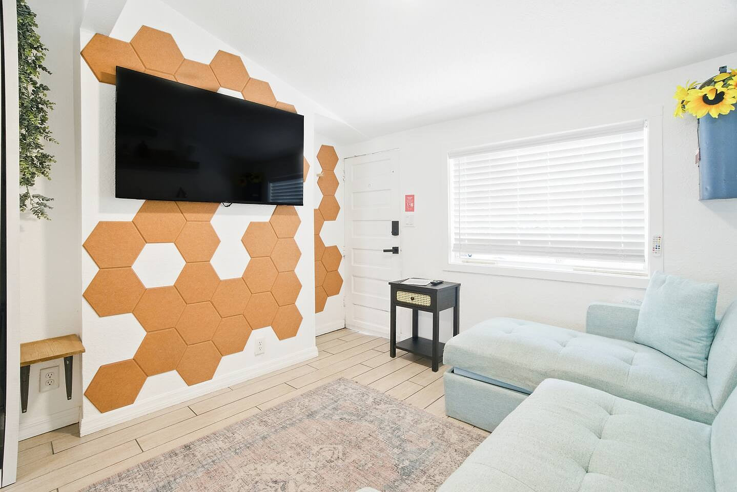 [Living area] Smart TV with Netflix & sofa bed 