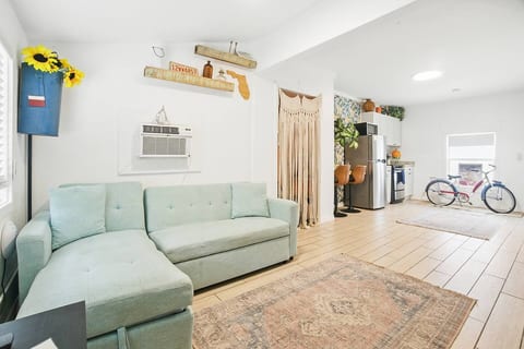 [Living area] Smart TV with Netflix & sofa bed 