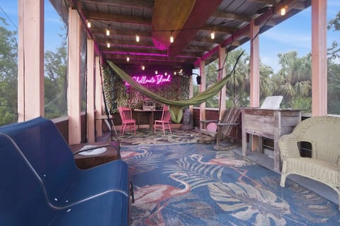 Outdoor dining options available in the screened in lounge. 