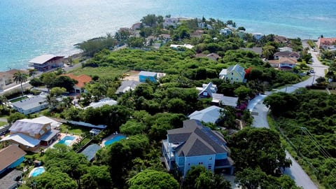 DreamSpace Estate/Private Pool, Car & Beach Access