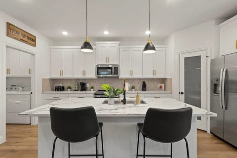 Luxury 4BR Dallas Retreat Near Trinity Groves & Downtown