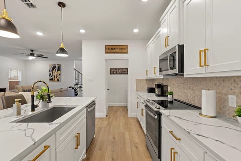 Luxury 4BR Dallas Retreat Near Trinity Groves & Downtown