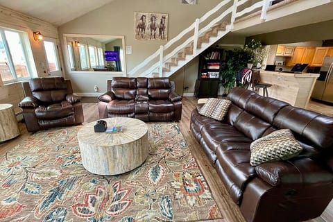 The Overlook: 180° Views, King Bed & Fast Wi-Fi