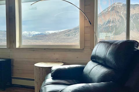 The Overlook: 180° Views, King Bed & Fast Wi-Fi