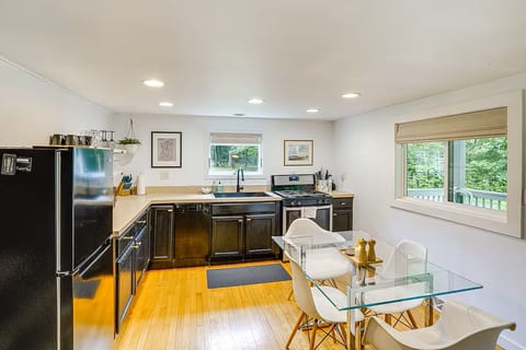 Private cottage close to shopping, dining, skiing. image 4