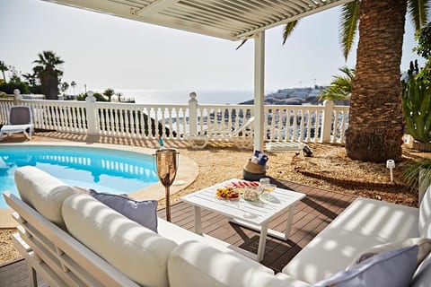 Fantastic villa with stunning ocean views image 1
