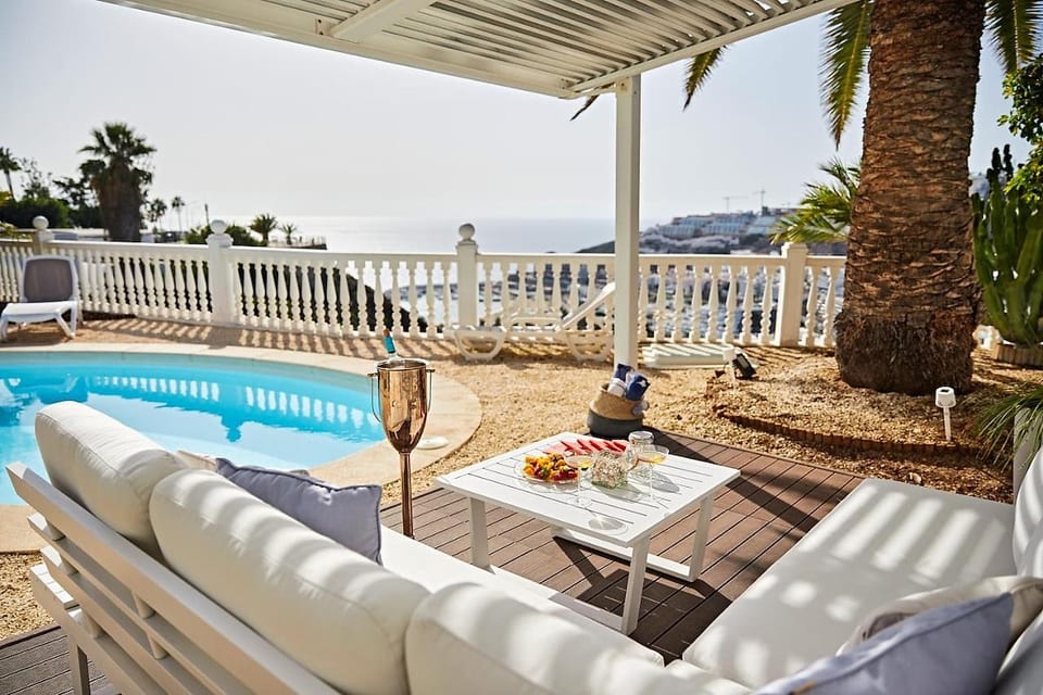 Fantastic villa with stunning ocean views image 1