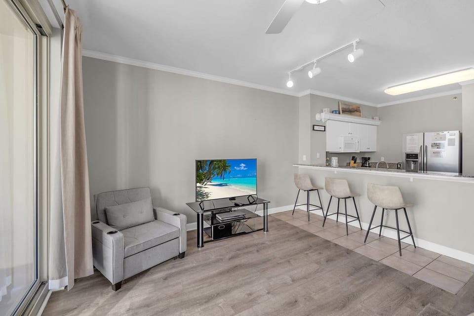 Gulf-Front Condo! Pools • Balcony • Beach Access - Panama City Beach