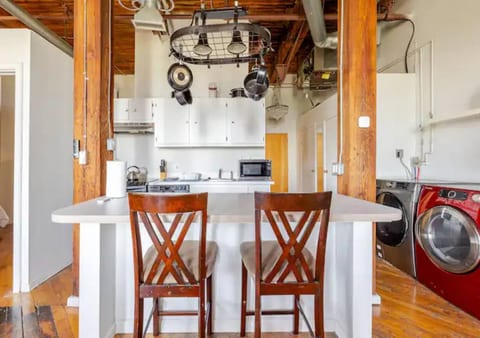 Stunning Loft with Riverwalk Views