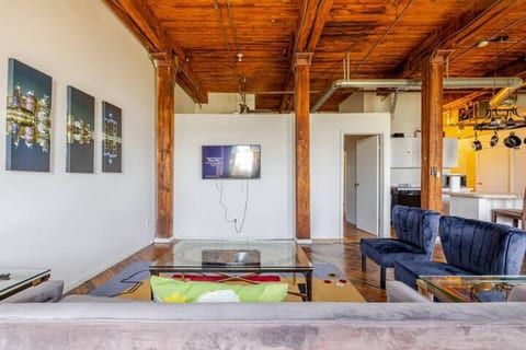 Stunning Loft with Riverwalk Views