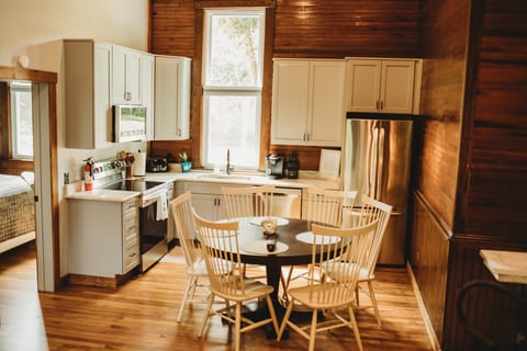 Entire Corton Lodge - Riverfront Group Retreat