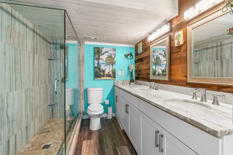 Stunning Bathroom with granite and double vanity!