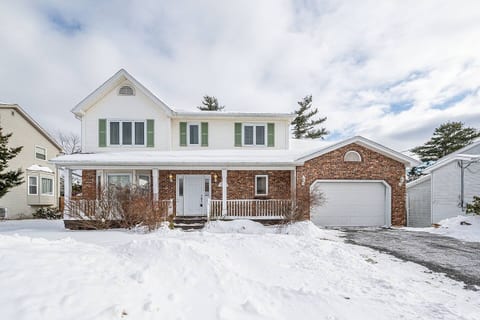 Executive 7 bedrooms 3.5 Bathrooms